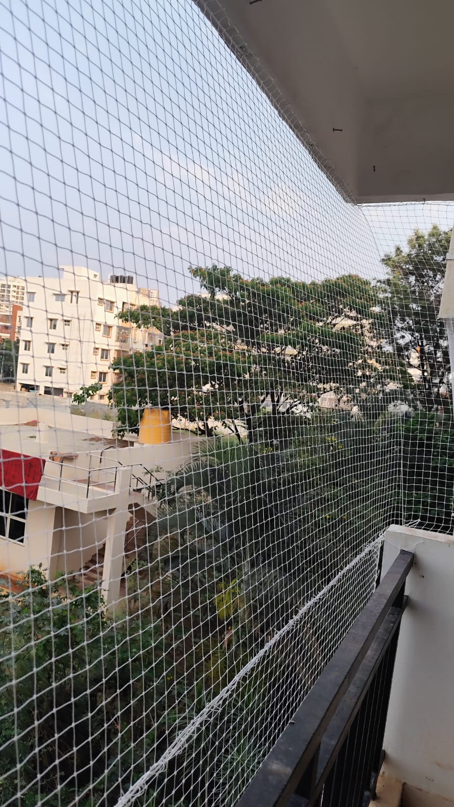 Balcony safety net installation